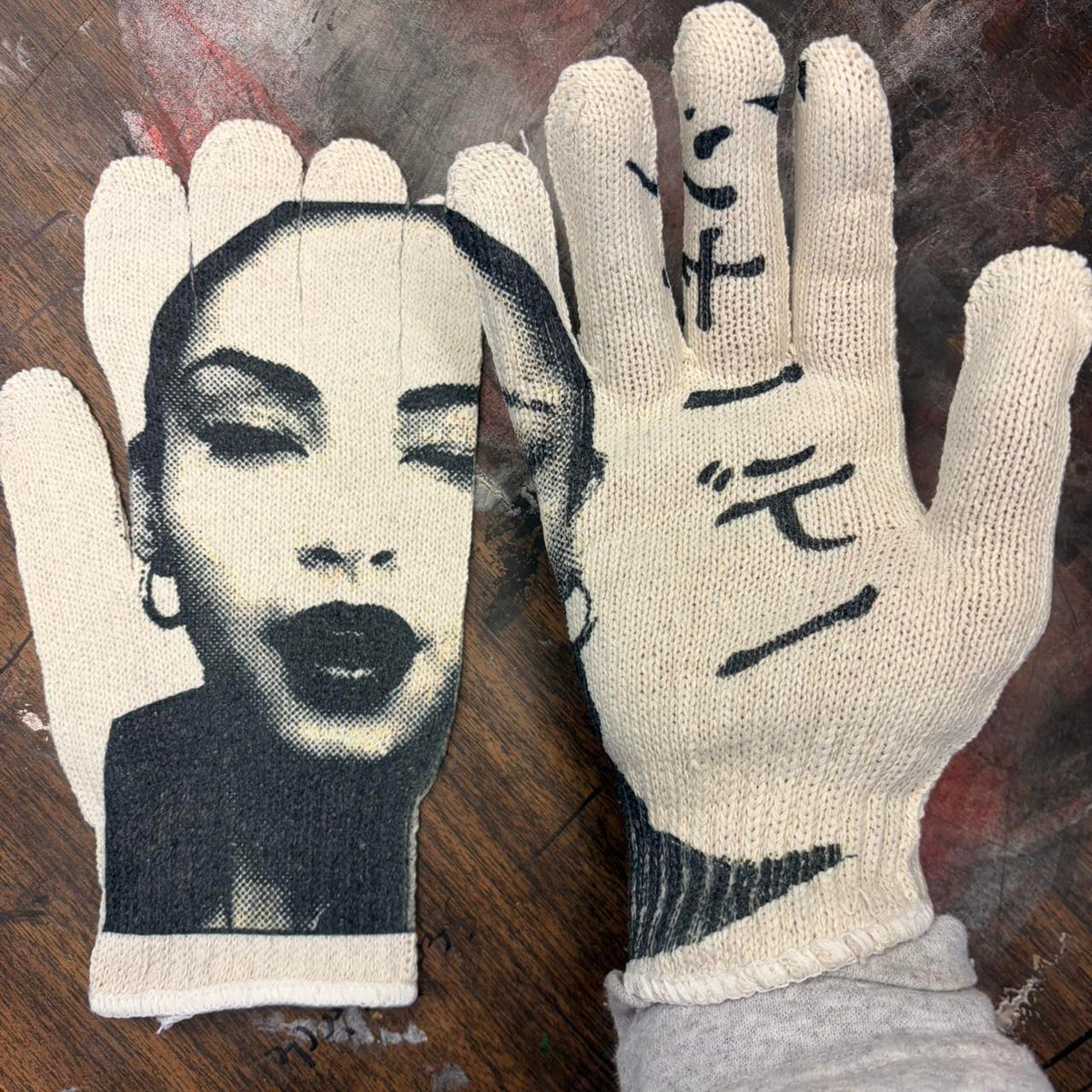 "sade" gloves