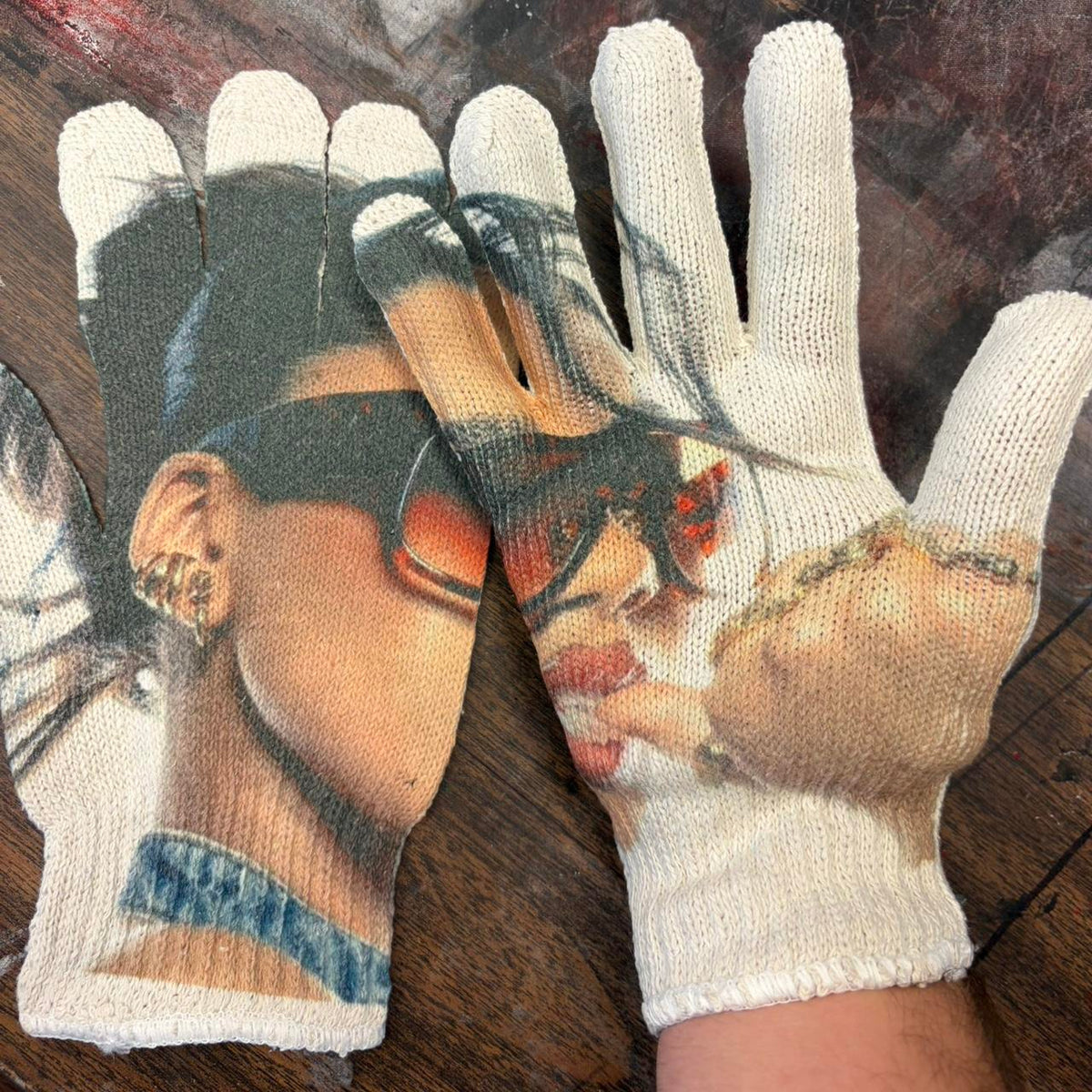 "sunglasses" gloves
